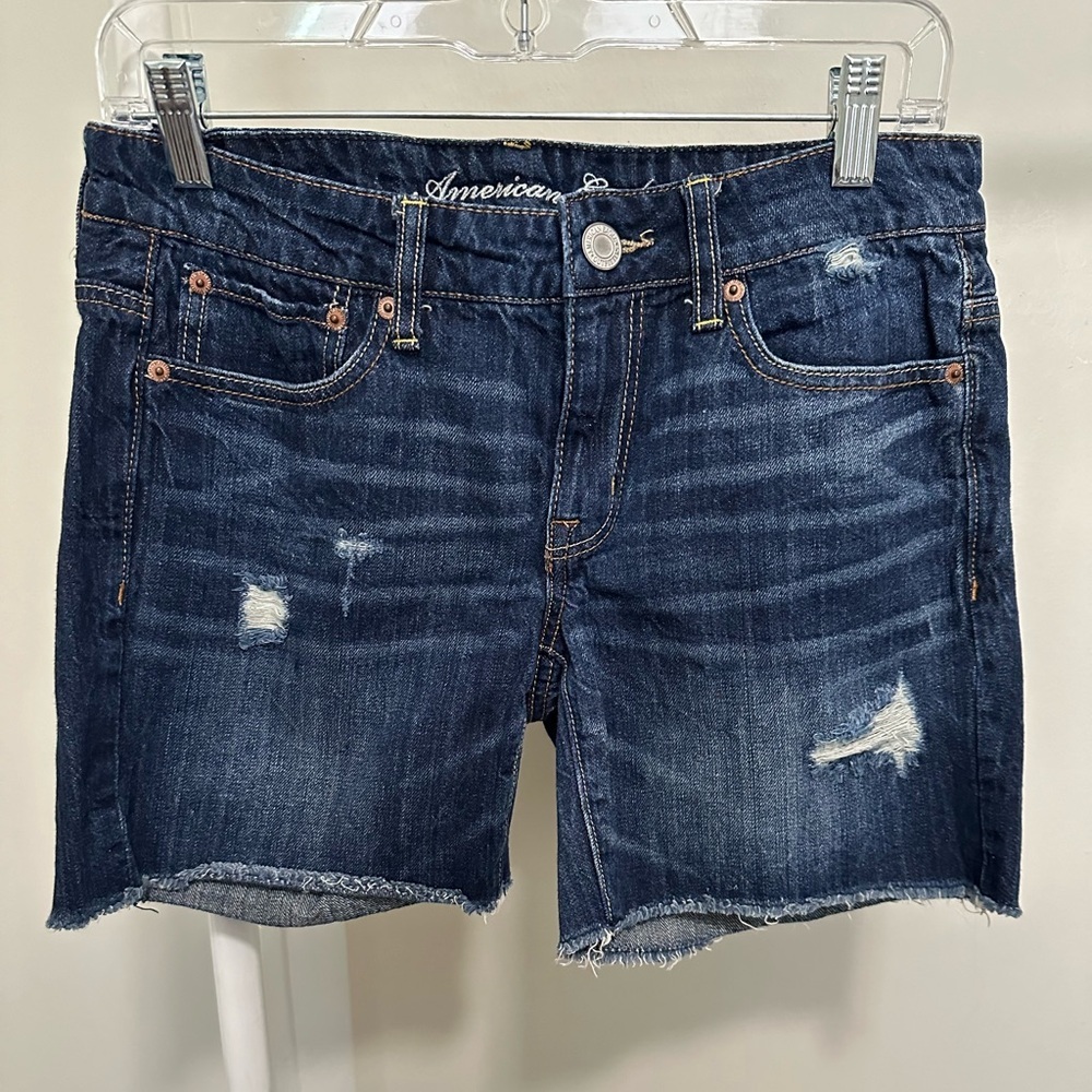 American Eagle Women’s Dark Wash Distressed Shorts size 2 (2011) 32” waist